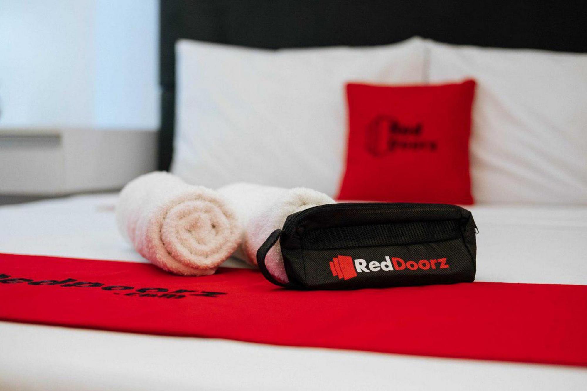 Reddoorz Premium Near Paris Mall Hotel 3*