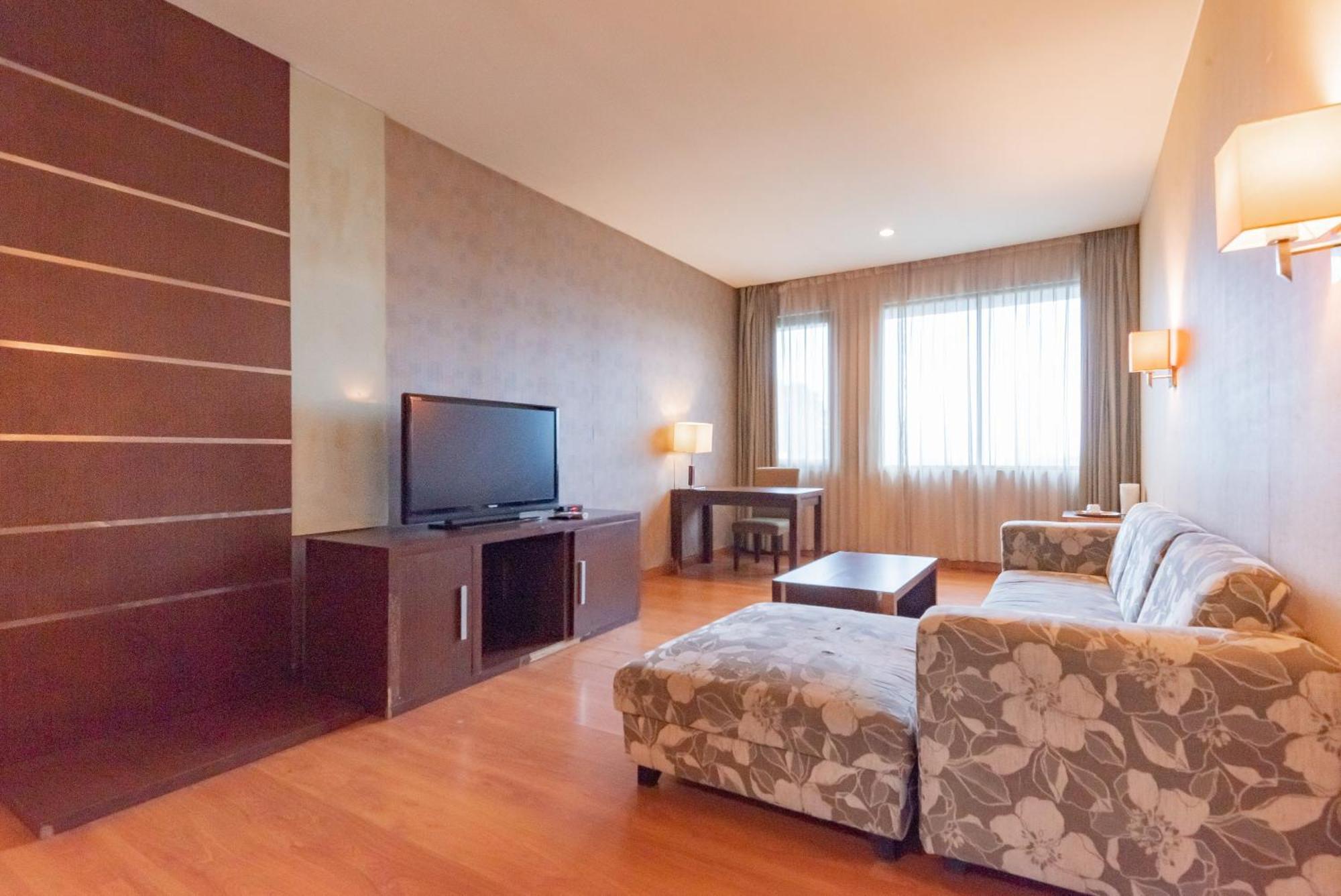 Reddoorz Premium Near Paris Mall 3*