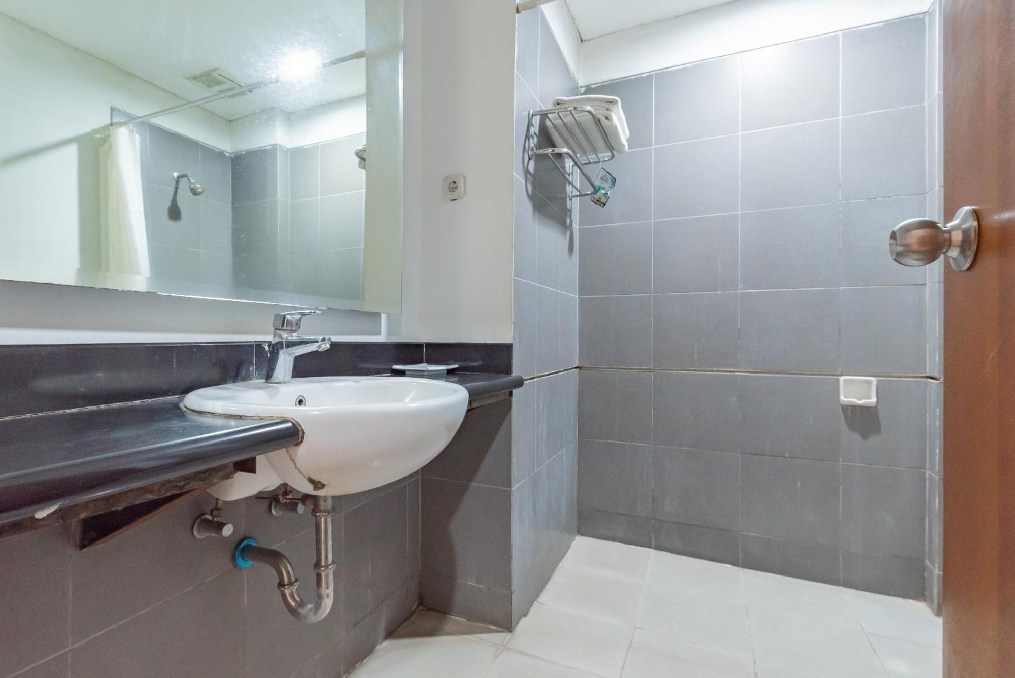 Hotel Reddoorz Premium Near Paris Mall
