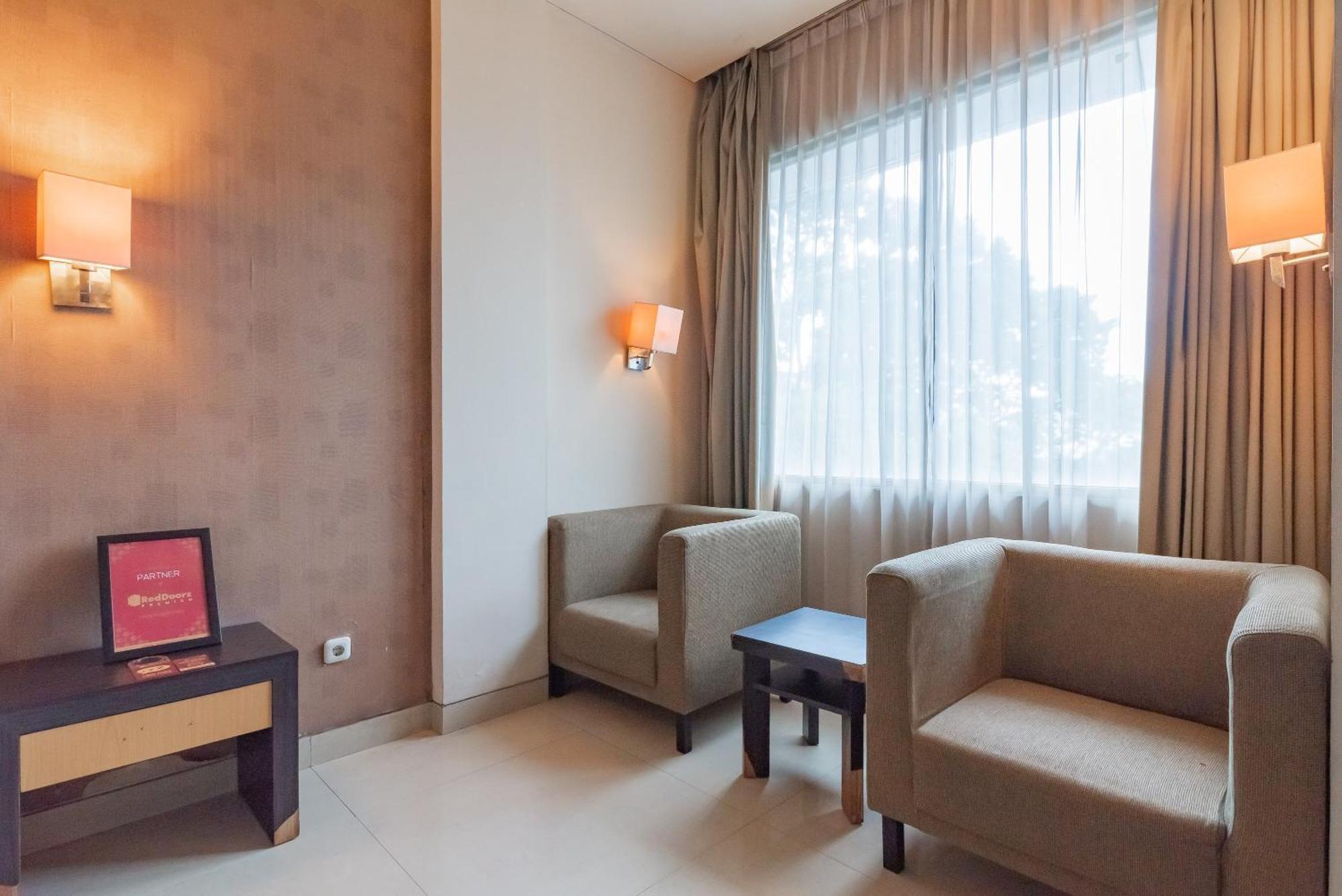 Reddoorz Premium Near Paris Mall Hotel 3*