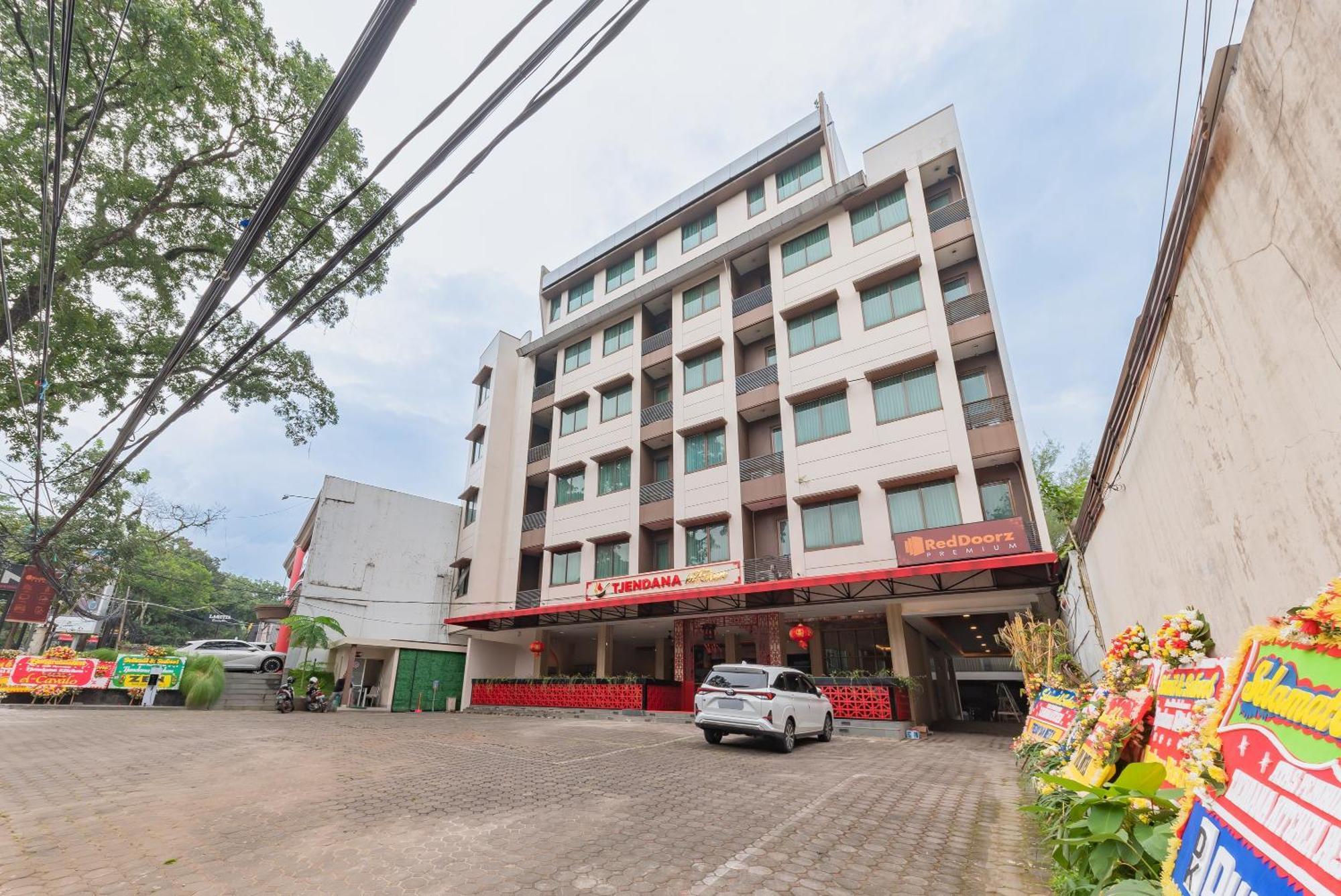 Reddoorz Premium Near Paris Mall Hotel 3*