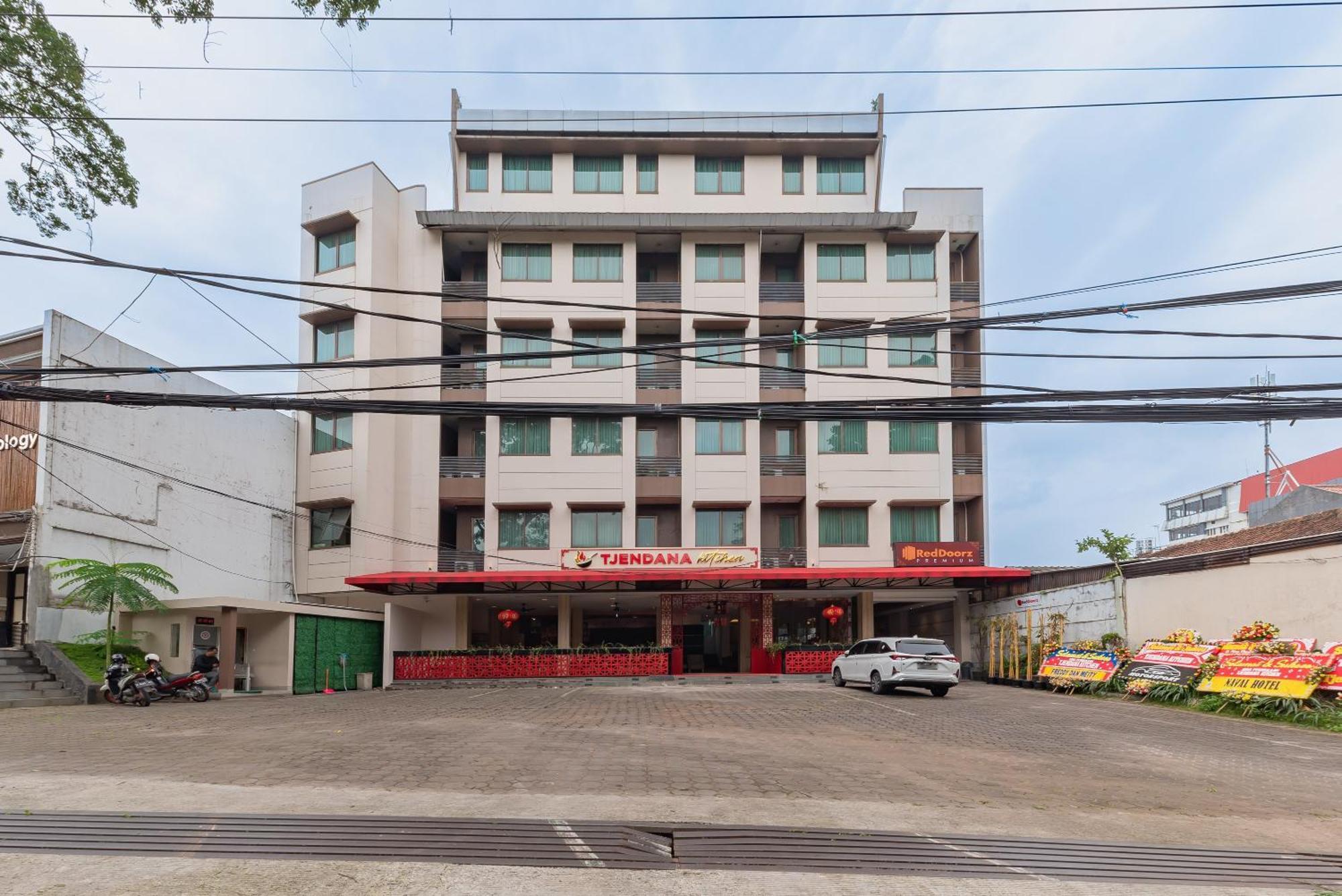 Hotel Reddoorz Premium Near Paris Mall 3*