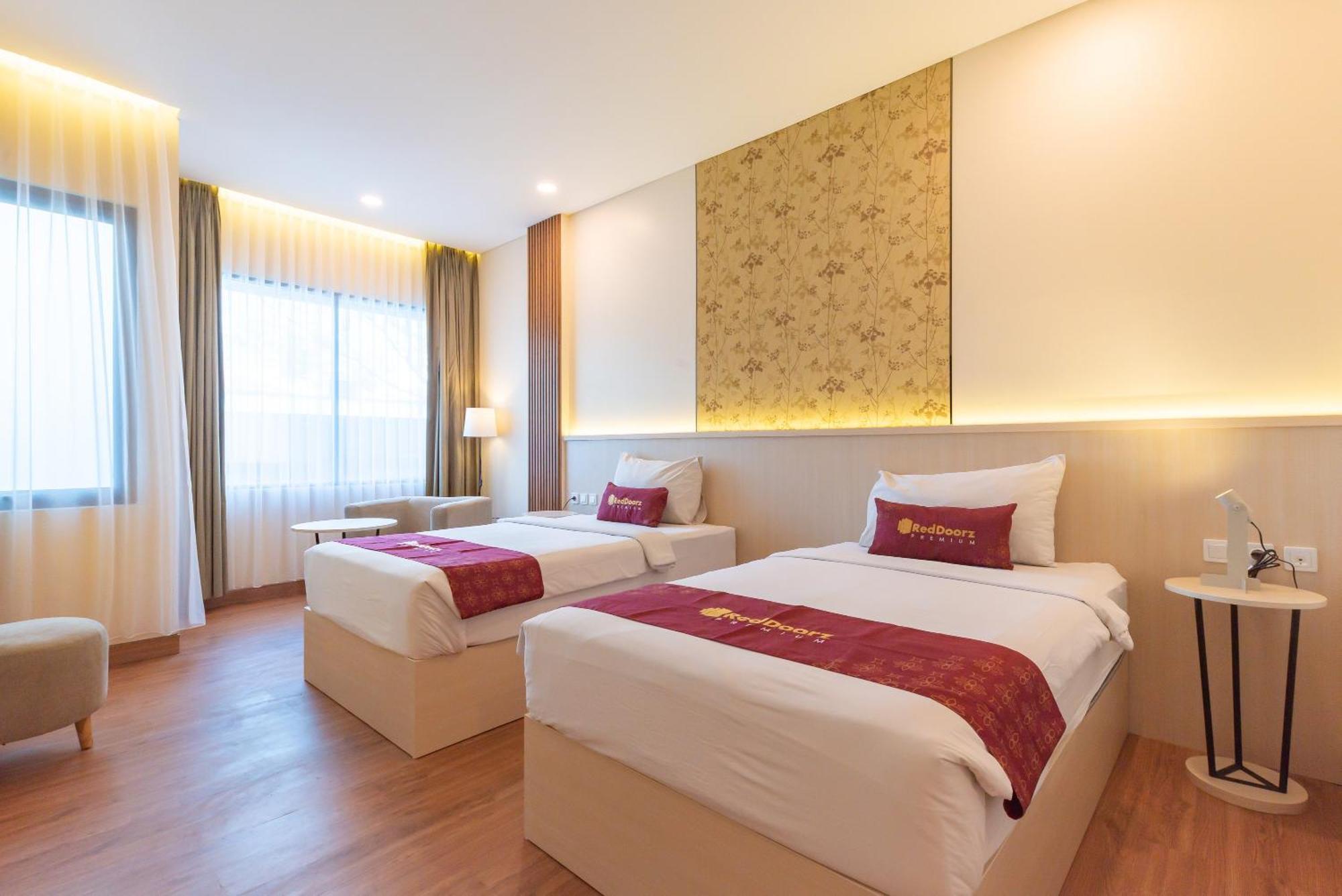 Reddoorz Premium Near Paris Mall 3*