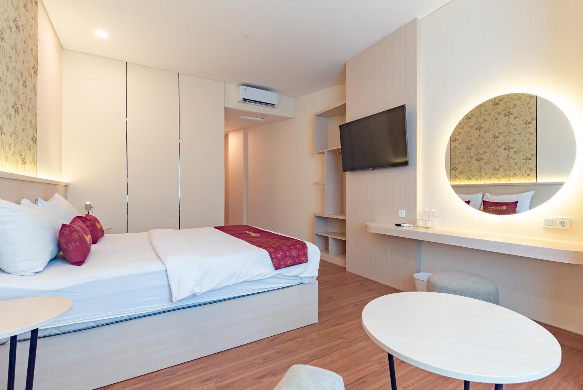 Reddoorz Premium Near Paris Mall
