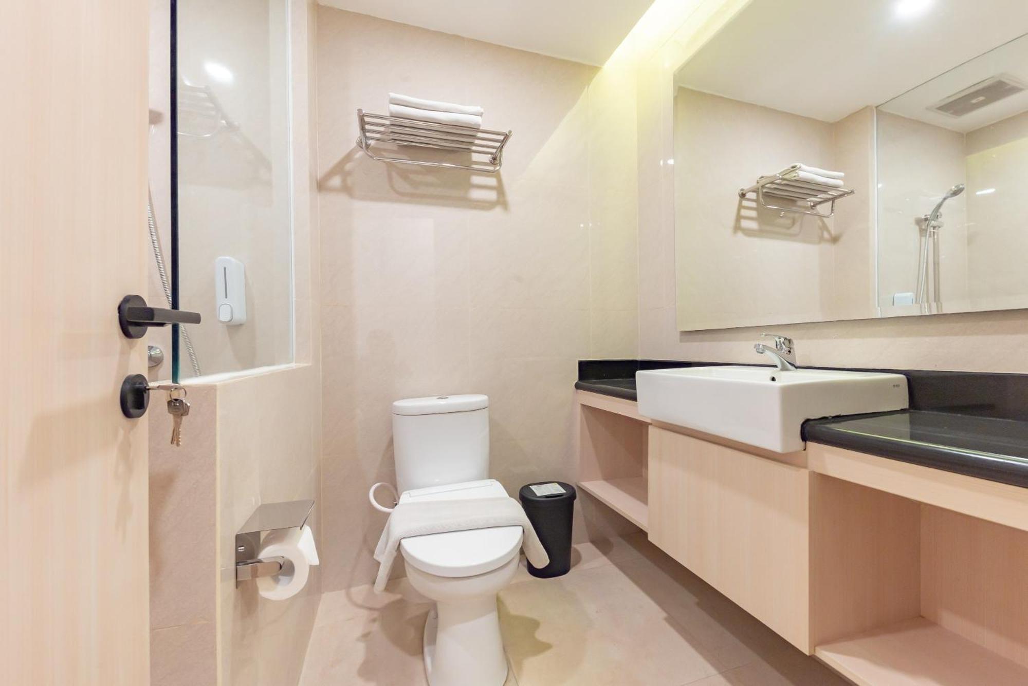 Reddoorz Premium Near Paris Mall